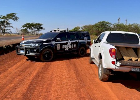 Traficantes abandonam carro em movimento com quase 400 quilos de maconha em Dourados