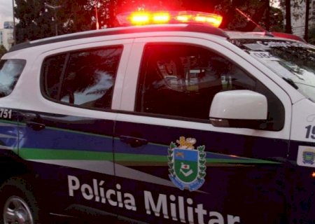 Polícia Militar resgata crianças abandonadas por casal em terreno baldio em Dourados