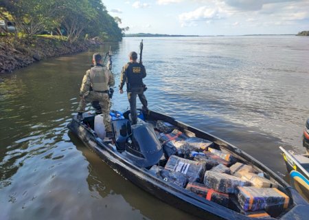 DOF e PF apreendem lancha com uma tonelada de maconha no Rio Paraná