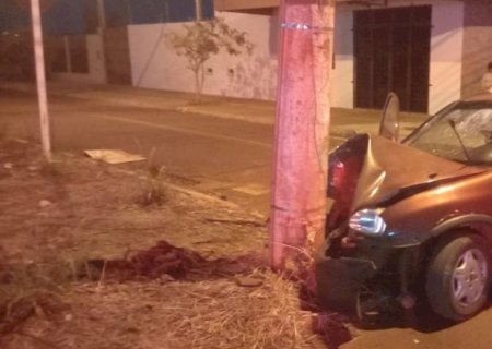 Mulher fica em estado grave após bater carro em poste em Dourados