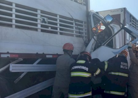 Motoristas ficam presos em ferragens após colisão envolvendo caminhões e carreta