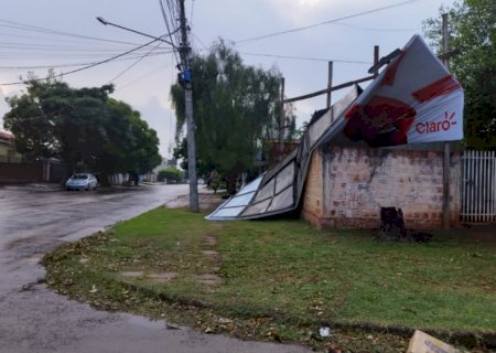 Reportagem flagra mais destruição após temporal em Dourados