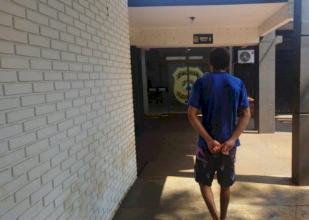 Homem é preso após furtar R$ 450 em chinelos e doces em Dourados