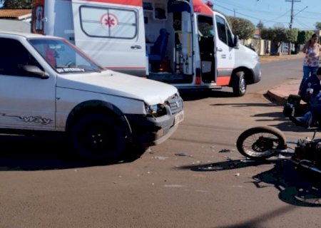 Motociclista invade preferencial e é atingido por carro