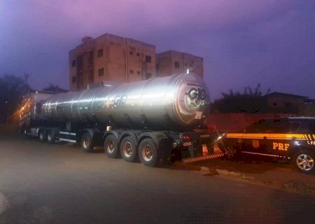 PRF Apreende Carreta de Combustivel Usada Para Transportar Óleo Vegetal