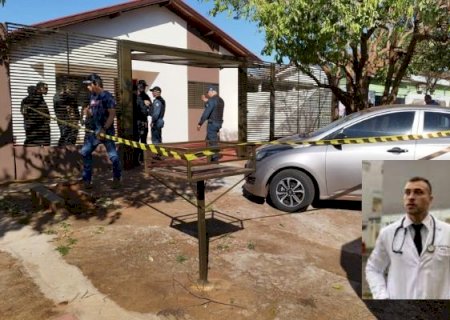 Médico encontrado morto foi espancado e enforcado e polícia suspeita de crime passional