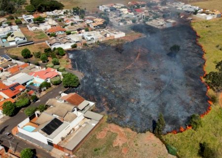 Incêndio ameaça residencial em Nova Andradina
