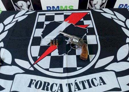 Jovem é preso com arma e munições e diz que era para se defender do PCC