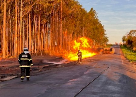 Motorista sai ileso após caminhão-tanque tombar e pegar fogo