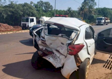 Carro é arrastado por 30 metros ao ser atingido por Hilux