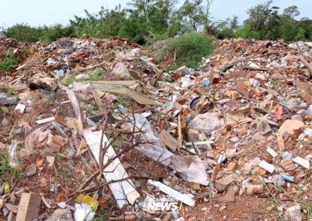 Trecho do Anel Viário vira 'depósito de entulho' e morros com sobras de materiais são formados