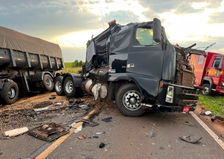 Acidente envolvendo carretas mata motorista e deixa outro ferido entre Ivinhema e Deodápolis