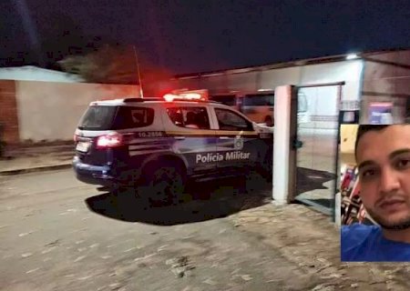 Foragido e pilotando moto roubada, homem morre ao trocar tiros com a polícia