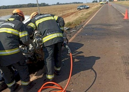 Acidente entre carro e caminhão termina com vendedor morto