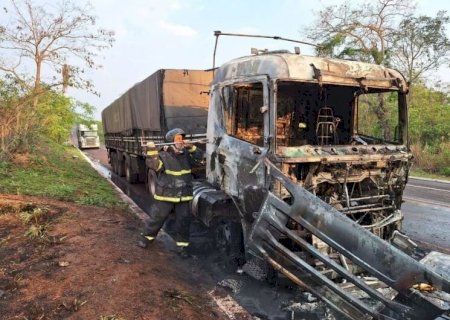 Carreta carregada com derivado de petróleo pega fogo na BR-262