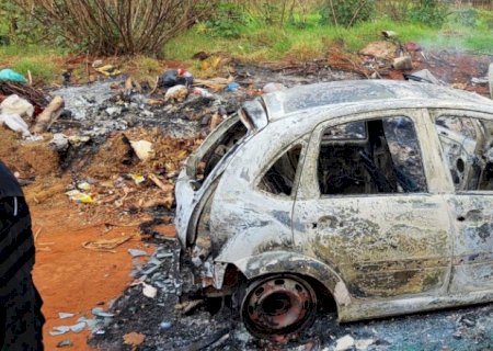 Carro que pode ter sido usado em sequestro é encontrado queimado na fronteira