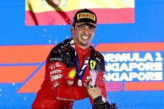 Ferrari brilha em Singapura: Carlos Sainz encerra o hiato de vitórias