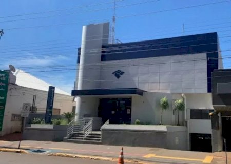 Carro com isqueiros pega fogo na Receita Federal em Dourados