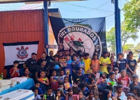 Torcedores do Corinthians fazem ação para crianças no Jóquei Clube