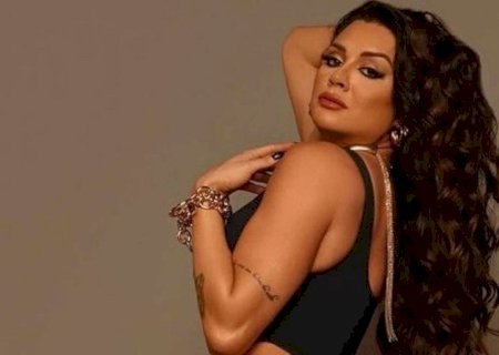 De lado, Juju Salimeni choca ao esbanjar curvas desenhadas: 'Perfeita'