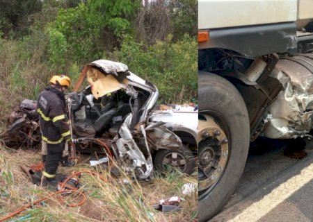 Acidente entre caminhonetes e carreta mata motorista na BR-267