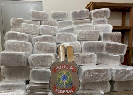 Dois homens são presos com 1,6 tonelada de maconha em caminhão baú em Dourados