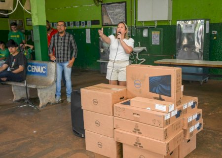 Deputada Lia Nogueira entrega computadores para a Escola Reis Veloso