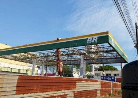 Bombeiros são acionados para retirar homem 'enroscado' em teto de posto desativado