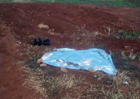 Mulher morre e homem fica ferido em acidente com carro na fronteira