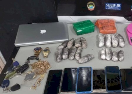 Mãe e filhos são presos por 'delivery de drogas' em Dourados