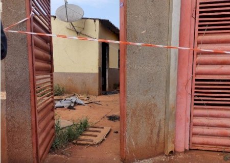 Homem é encontrado morto com rosto desfigurado e faca cravada no peito