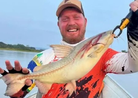 Identificado motorista que caiu com o carro em rio; buscas continuam