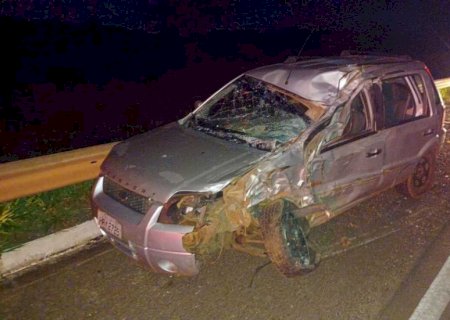 Motorista morre após carreta entrar na contramão e bater em carro