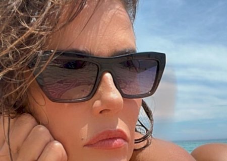 Deborah Secco ostenta corpão ao renovar bronzeado na praia