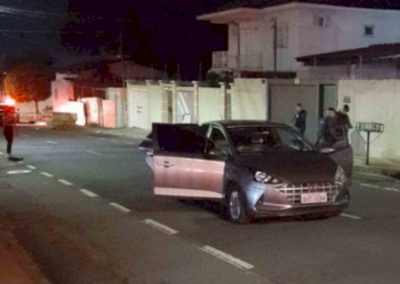 Jovem é morto a tiros dentro de carro em avenida da Capital
