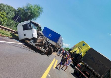Grave acidente na BR-163 entre carretas e ônibus no trecho Naviraí a Juti