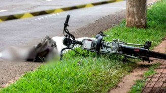 Roda de bicicleta elétrica trava e mulher morre após bater cabeça no meio-fio