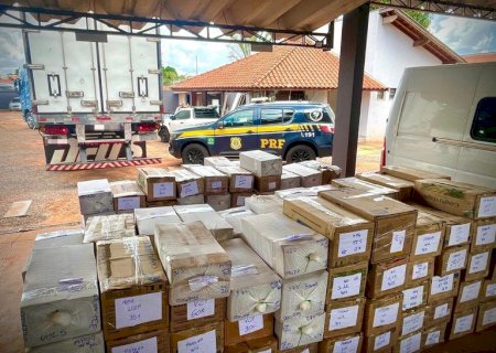 Caminhão de empresa de Dourados “cai” com 7,1 mil celulares