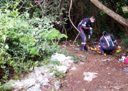 Homem é encontrado com facadas no pescoço no meio do mato entre Estrela Porã e Parque do Lago