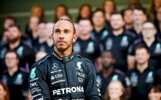Hamilton encerra parceria de 11 anos com a Mercedes e assina com a Ferrari para 2025