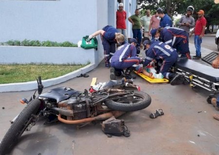Motociclista de 22 anos fica em estado gravíssimo ao ser atingida por caminhão em Dourados