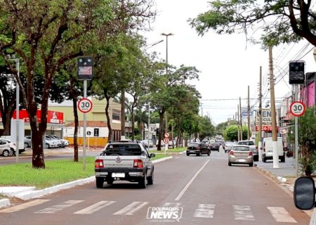 Lombadas eletrônicas e semáforos passam a multar condutores a partir desta sexta