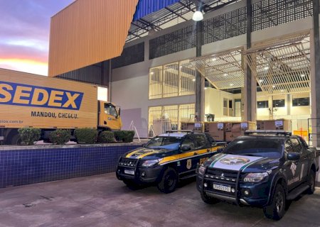 PRF apreende caminhão dos Correios lotado de contrabando