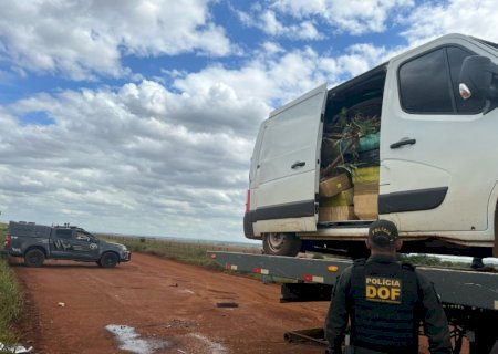 Furgão tomba com três toneladas de maconha no Porto Cambira