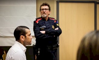 Daniel Alves chora e nega acusação de agressão sexual em tribunal
