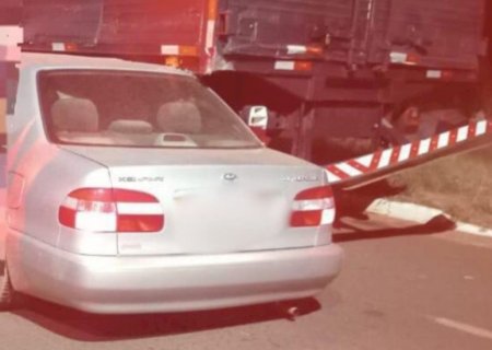 Embriagado, chefe de Trânsito é preso após bater em caminhão estacionado