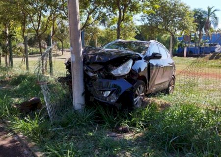 Embriagado, motorista perde controle da direção, arranca árvores e invade Parque Antenor Martins