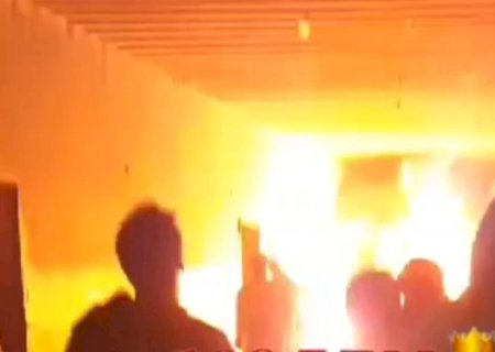 Membros de facções ateiam fogo em pavilhão de presídio na fronteira