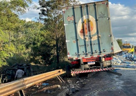 Acidente entre caminhonete e caminhão matou casal e filha de 5 anos