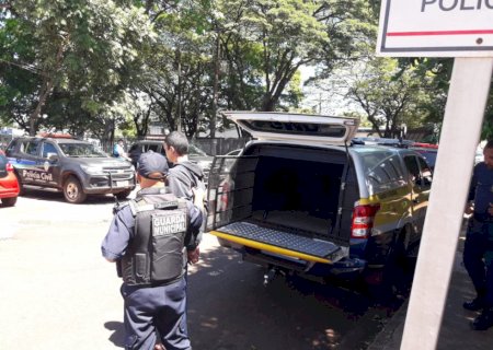 Indivíduo é preso pela Guarda Municipal com droga e dinheiro próximo a escola